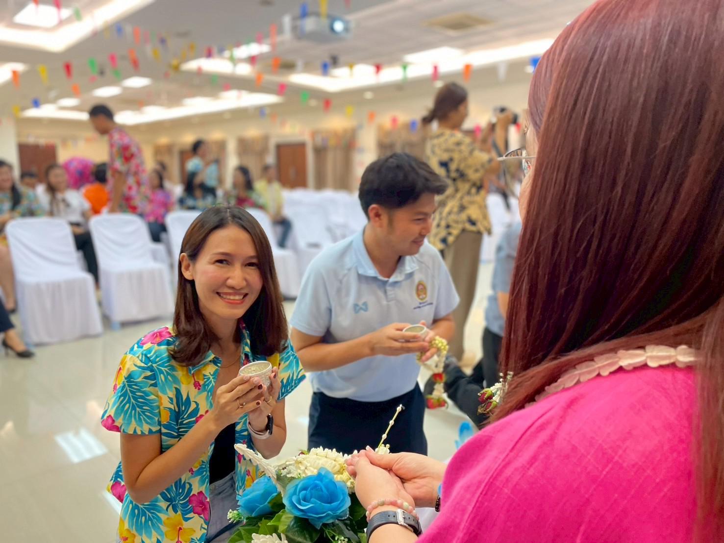375. วันที่ 26 เมษายน 2568 สาขาการบริหารการศึกษา ได้จัดกิจกรรมรดน้ำดำหัวคณาจารย์ระดับบัณฑิตศึกษา ประจำสาขาการบริหารการศึกษา ณ ห้องประชุมครุร่มสัก 1 ชั้น 3 อาคารคณะครุศาสตร์